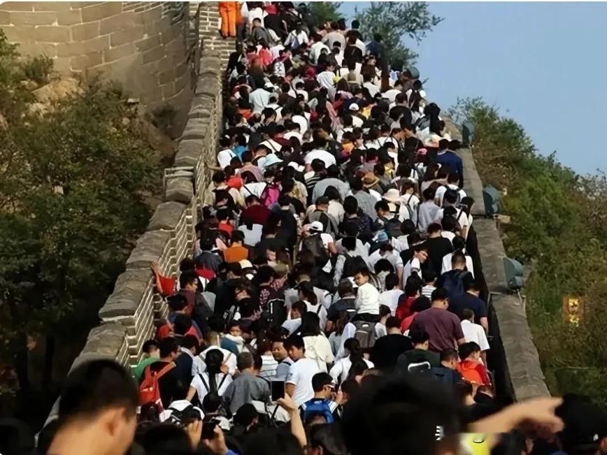 国庆长假第四天，一位花甲老人的家庭故事，与全国火爆的旅游热潮交织！老人在孤寂中期