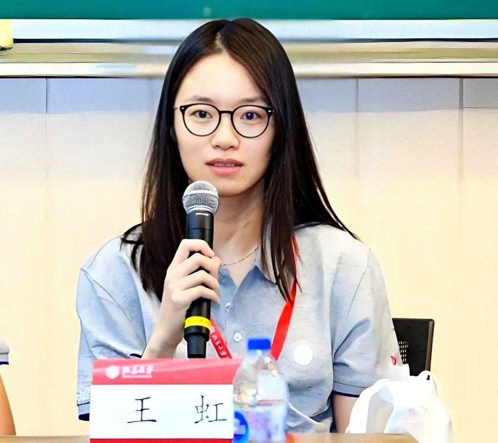 提到菲尔兹奖，人们总爱给它贴个标签：“数学界的诺贝尔奖”。这句话骗了所有人。
诺
