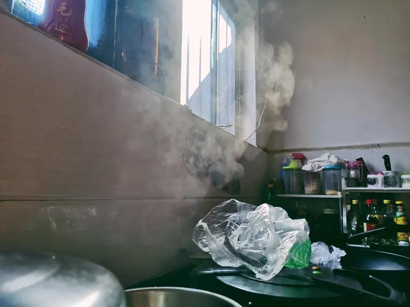 厨房看似充满烟火气与温馨，实则藏着“隐形杀手”。厨房油烟中竟含有约300种有害物