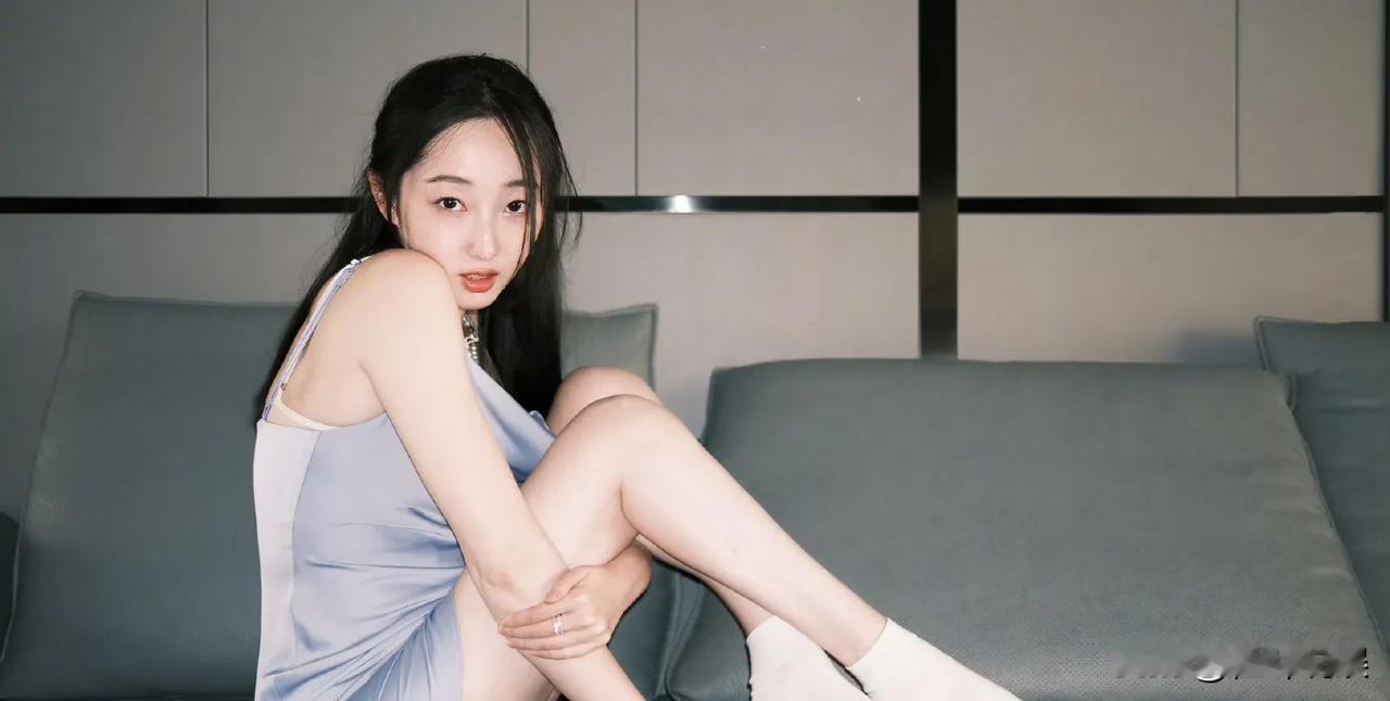 蒋梦婕开直播自曝自己的初恋对象是吴谨言的同班同学，没想到世界竟然如此的小！已知吴