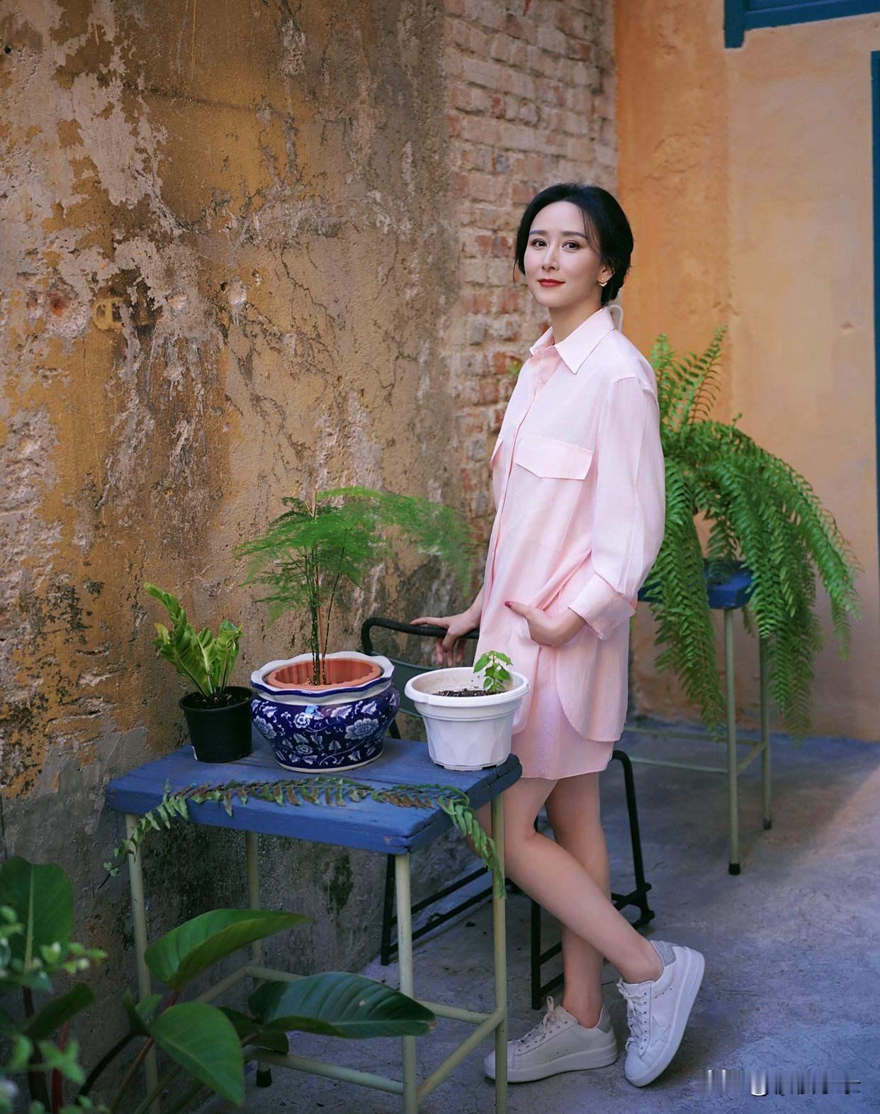 胡静笑容真甜，老公拍的照，婚姻美满状态满分！[给力][玫瑰]