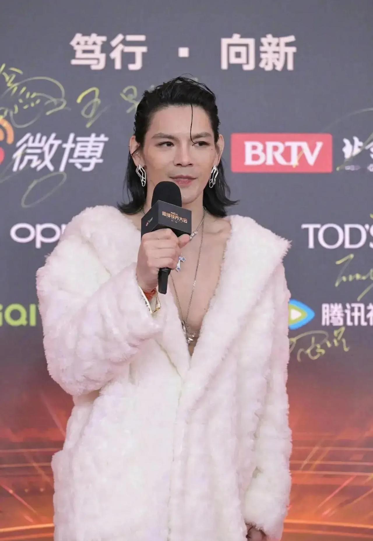 向佐这领奖的穿着，到底是冷呢还是热？打扮的真像个姑娘，关键是还重复了自己的经典摸