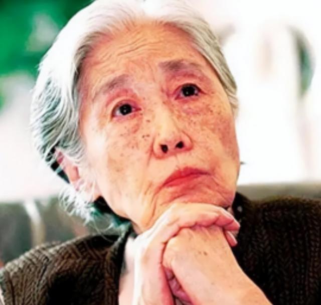 2006年，王光美因病去世。临终前，她突然向女儿刘亭抱拳作揖，虚弱地说：“女儿，