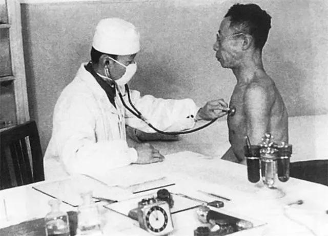 1955年，抚顺战犯管理所，时年49岁的溥仪因身体不适来到诊所就医，医生让他脱去