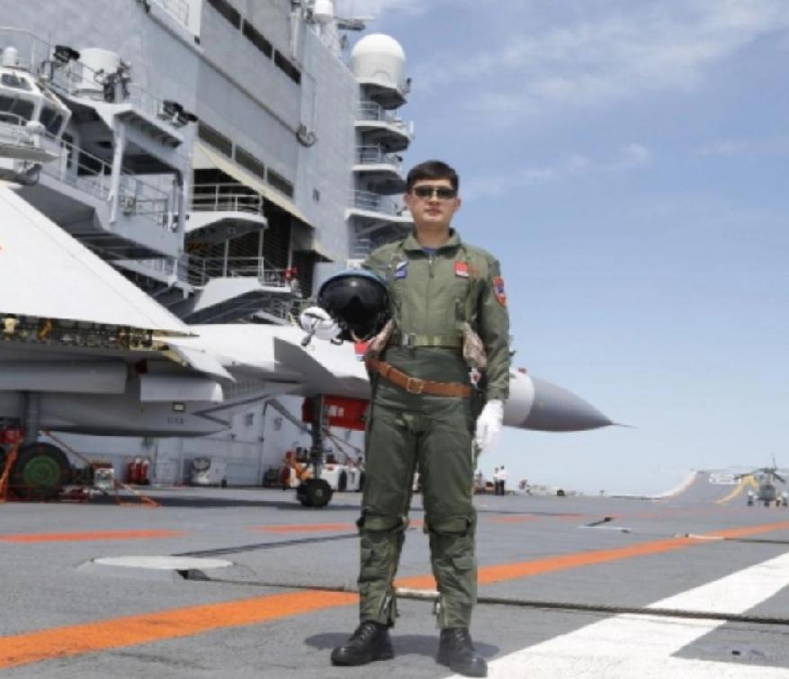 歼-15突然失控坠海，飞行员为换救战机，坠机前2秒跳伞坠落海里。
2016年4月