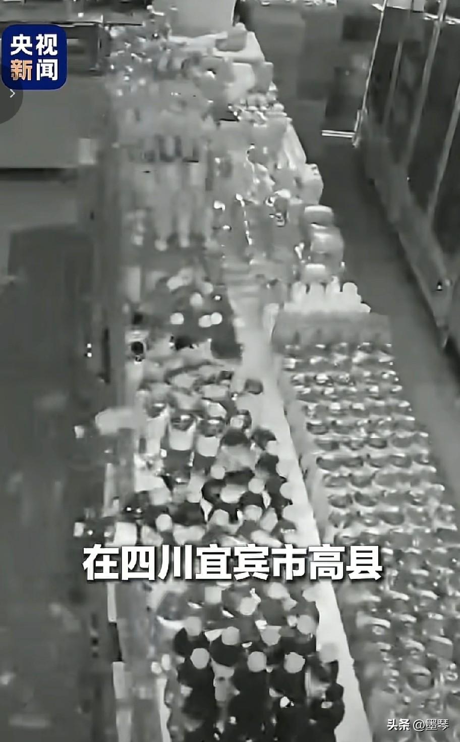 昨晚凌晨，宜宾地震了，5.5级，我起身想下楼，后来干脆直接躺平继续睡。


躺下