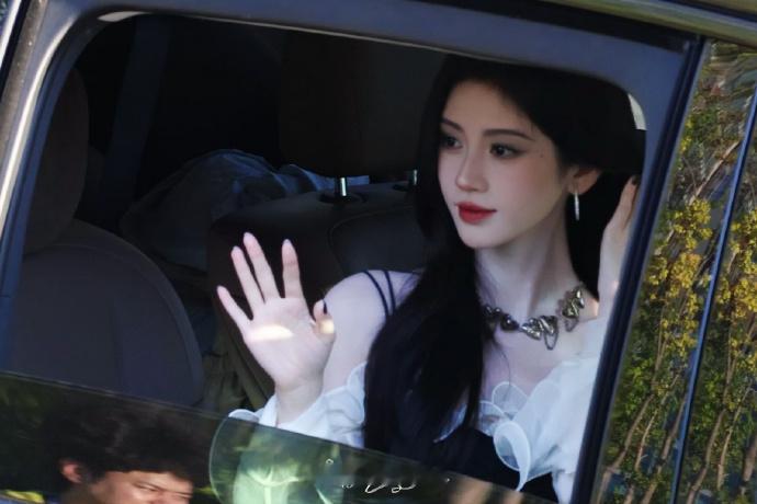 鞠婧祎肤白貌美具象化了鞠婧祎女明星中的女明星 鞠婧祎肤白貌美具象化了，真的是白的