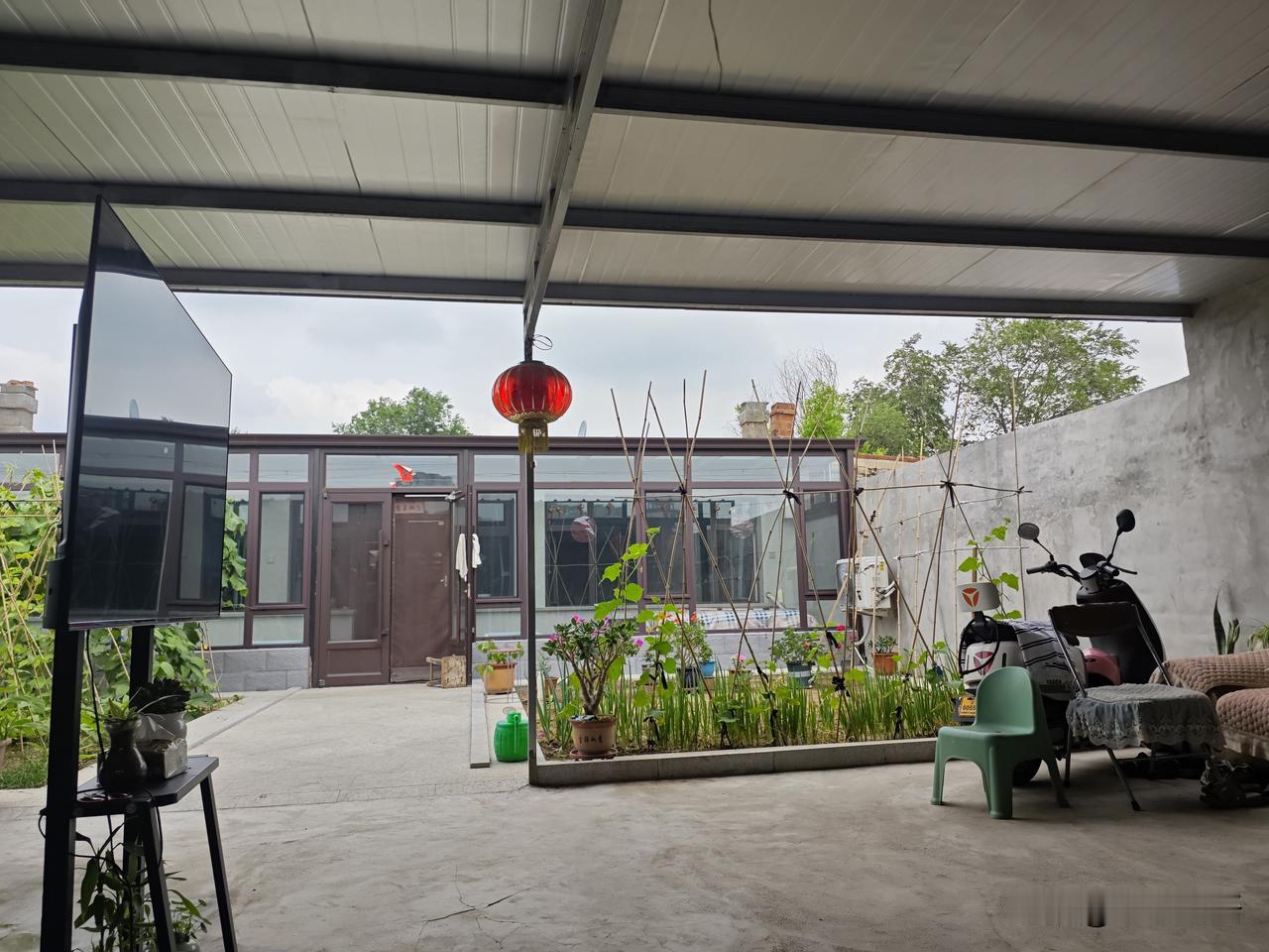 你看现在的这些明星，也不知道咋的？
只要有闲功，就一头扎进菜地里。
梅婷全家浩浩