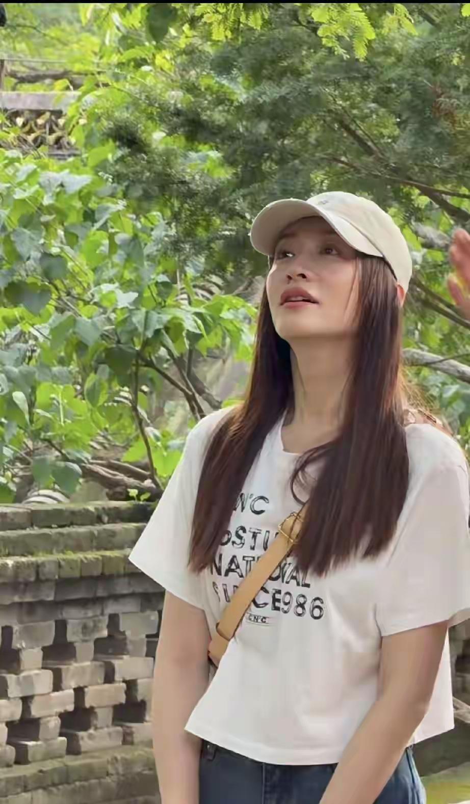 李小冉颜值不太好看，她带着帽子，出去溜达，就像是换了一个人似的，那么富有，那么风