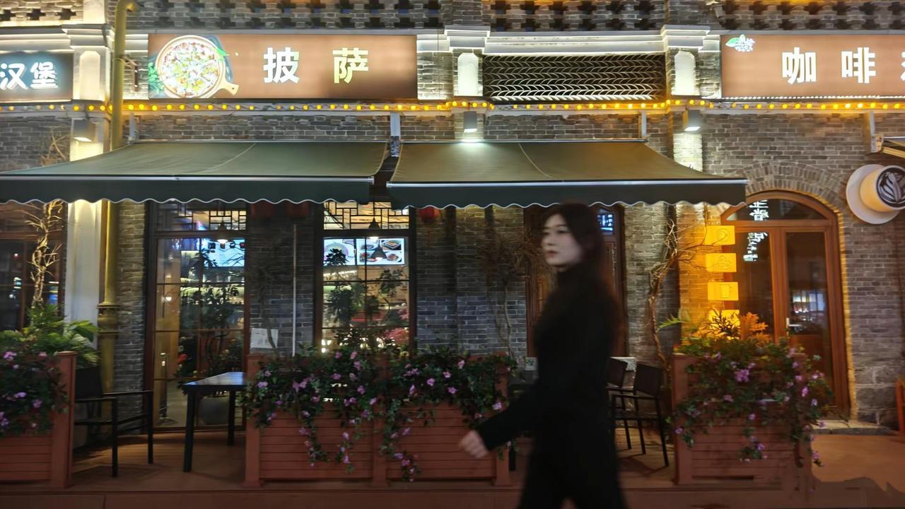 你会不会突然的出现，在街角的咖啡店。我会带笑脸，挥手寒暄，和你坐着聊聊天好久不见