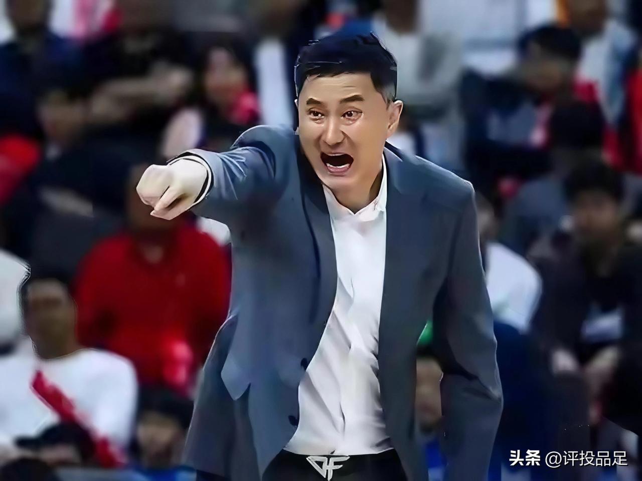 杜锋执教风格！
1.五上五下
标志性操作是大面积轮换，广东宏远常备两套阵容，这种