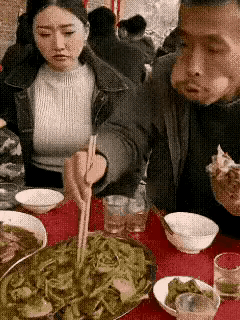 这个男子太没有教养，没有素质，看他吃饭的样子，隔着屏幕都想扇他一巴掌！

大家看