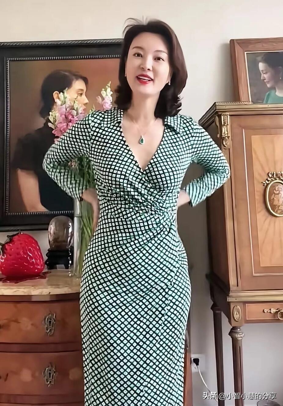 果然法拉利老了，也是法拉利，她还是这么美，这么漂亮大气的一个主持人，身材好，气质
