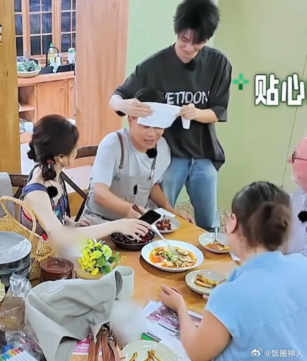 王俊凯白月光之所以是白月光王俊凯完全天使宝宝来的，给林大厨擦汗为他解乏，真的好细