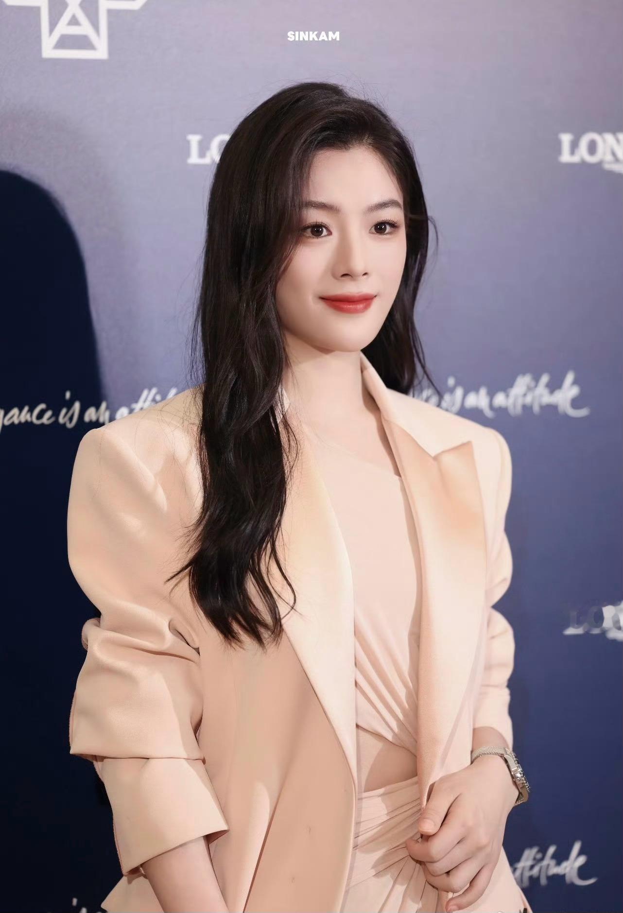 【人像摄影】青年越剧演员陈丽君。陈丽君条纹西装好闪陈丽君李云霄一起走红毯百花奖提