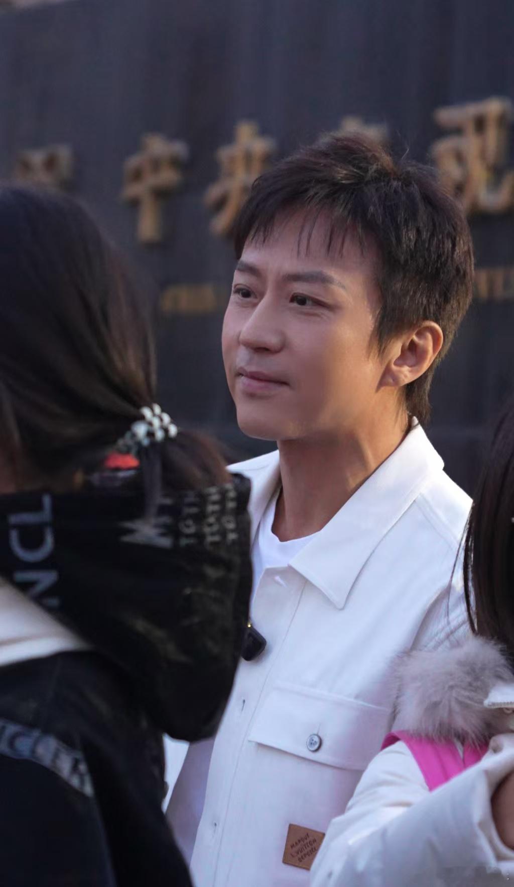 谁来管管这个邓超 可爱又接地气，饭撒从不停歇！邓超颜值与有趣灵魂双在线，一举一动