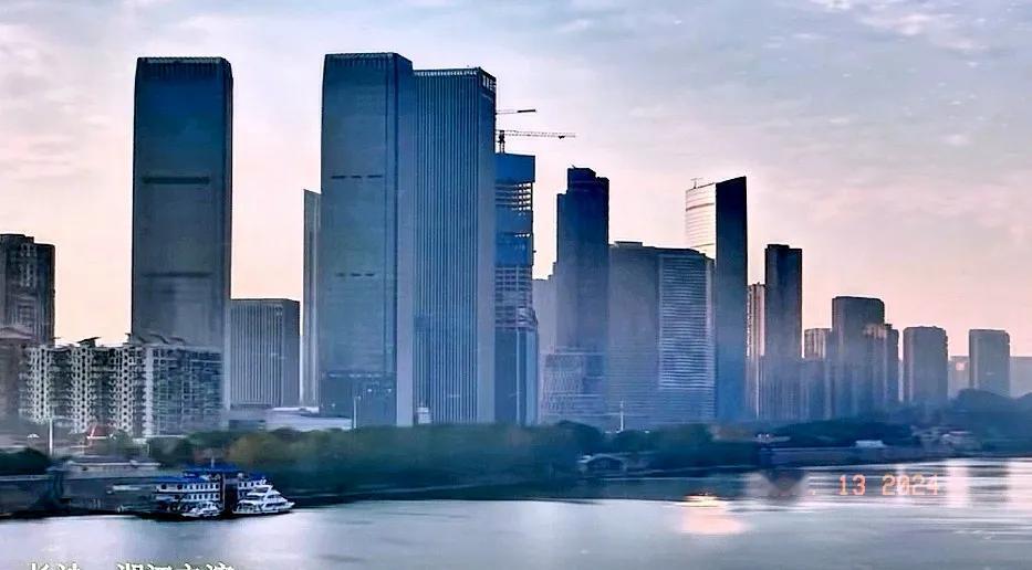 看一下长沙市湘江城市天际线，如果长沙湘江两岸能够像武汉一样建设成城市大开发，那样