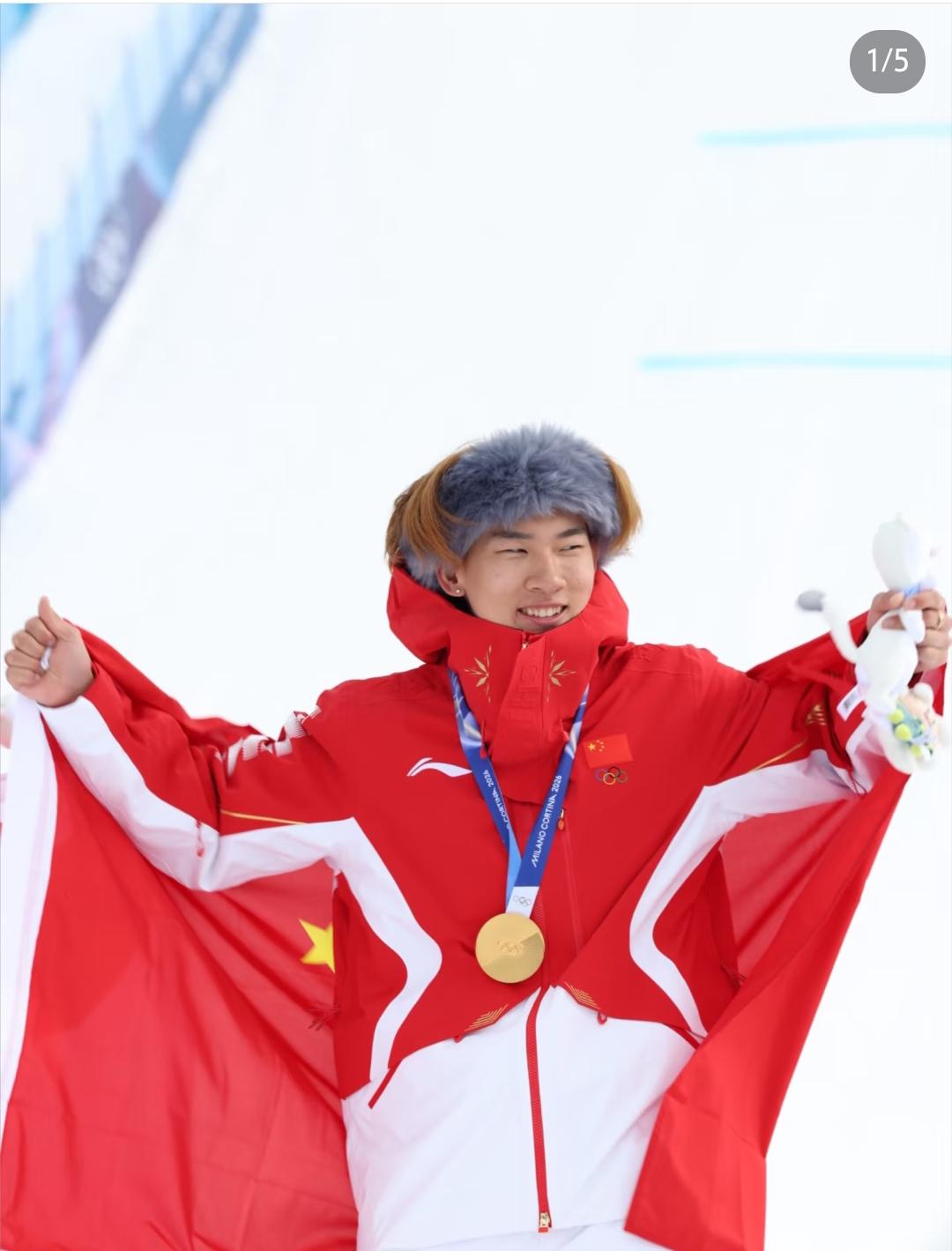 谁也没料到，
米兰冬奥中国首金，
竟被
苏翊鸣用一跳定乾坤！
 
2月18日，他