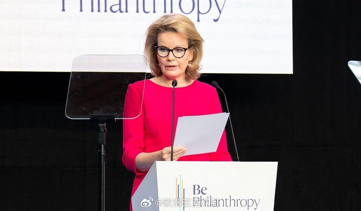 4.2 比利时王后玛蒂尔德出席会议开幕式，裙子来自BERNARD DEPOORT