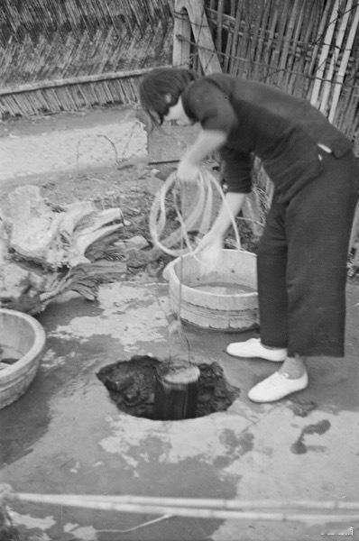 从井里取水的女子，上海，1937年 ​​​