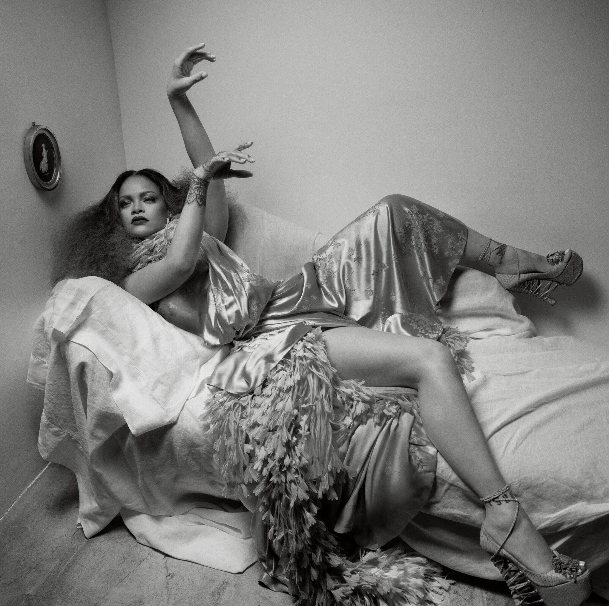 Rihanna 身穿 Dior 坐镇美版 ELLE 金九封面 ！摄影 ：Inez