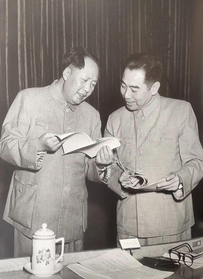 1953年，毛主席打电话找周总理，问恩来同志在干什么？值班人员回答说，睡觉了。毛