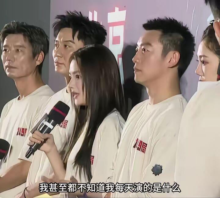 你以为《749局》的主演们不知道电影什么水平吗？只是出于礼貌保持微笑罢了。

在
