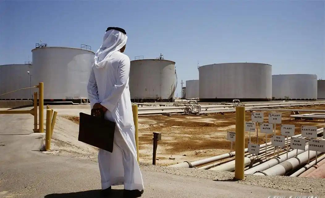 沙特真正的“安全感”其实不是靠坦克飞机，而是靠美元。1974年，沙特和美国签了个