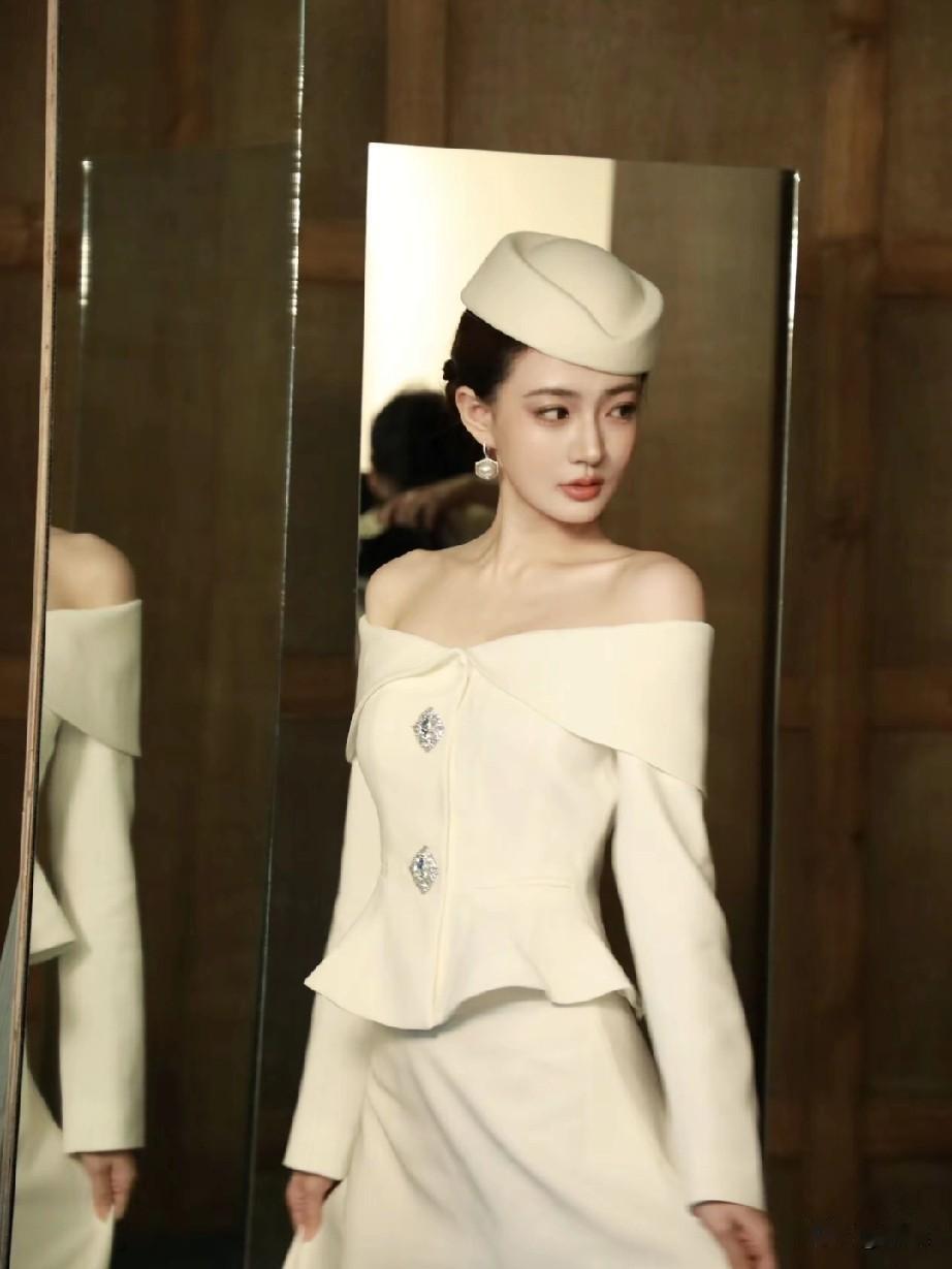 徐璐的这组复古风造型。
一袭米白色露肩套装，利落出精致身形，搭配同色系的小礼帽，
