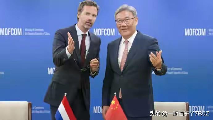 美国还在不停施压荷兰，要求收紧对华光刻机出口，荷兰外贸大臣却赶着带队访华，阿斯麦