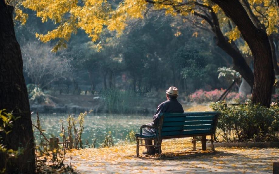冯唐这段话说得很中肯：“所有爱买衣服，喜欢买衣服的女人，她都不会丑的。所有喜欢买