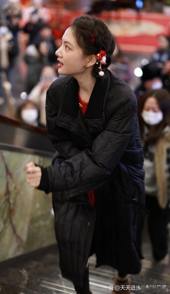 任敏参加春晚备播录制的花絮图来了，她穿了一件黑色的长款大衣，内搭红毛衣．耳朵上的