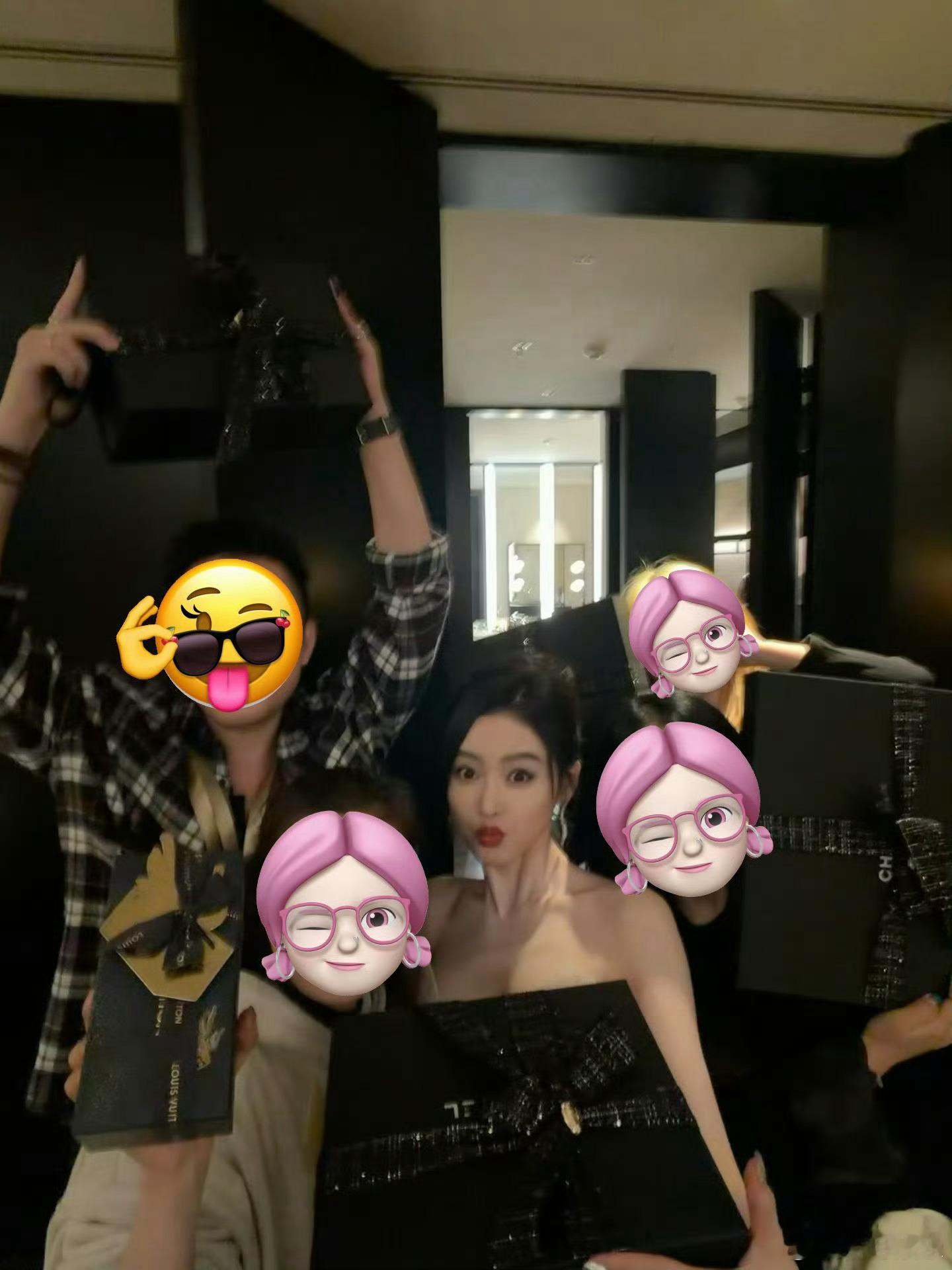 张天爱送了全团队CHANEL OMG！！！工作结束后，张天爱送了全团队CHANE