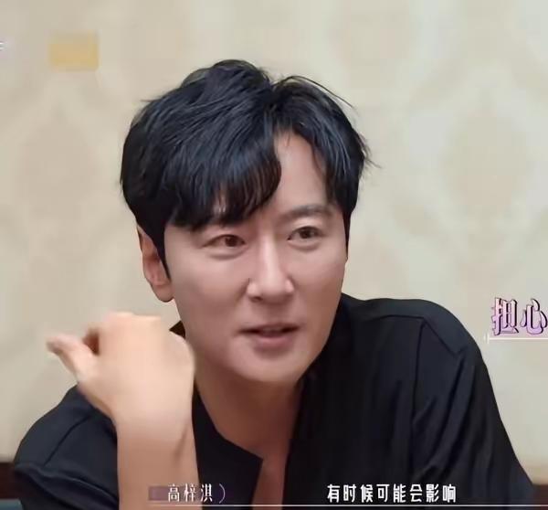 高梓淇带着新女友和李晟碰面，李晟主动开启话题，问起女生的职业。
女生说之前在航空