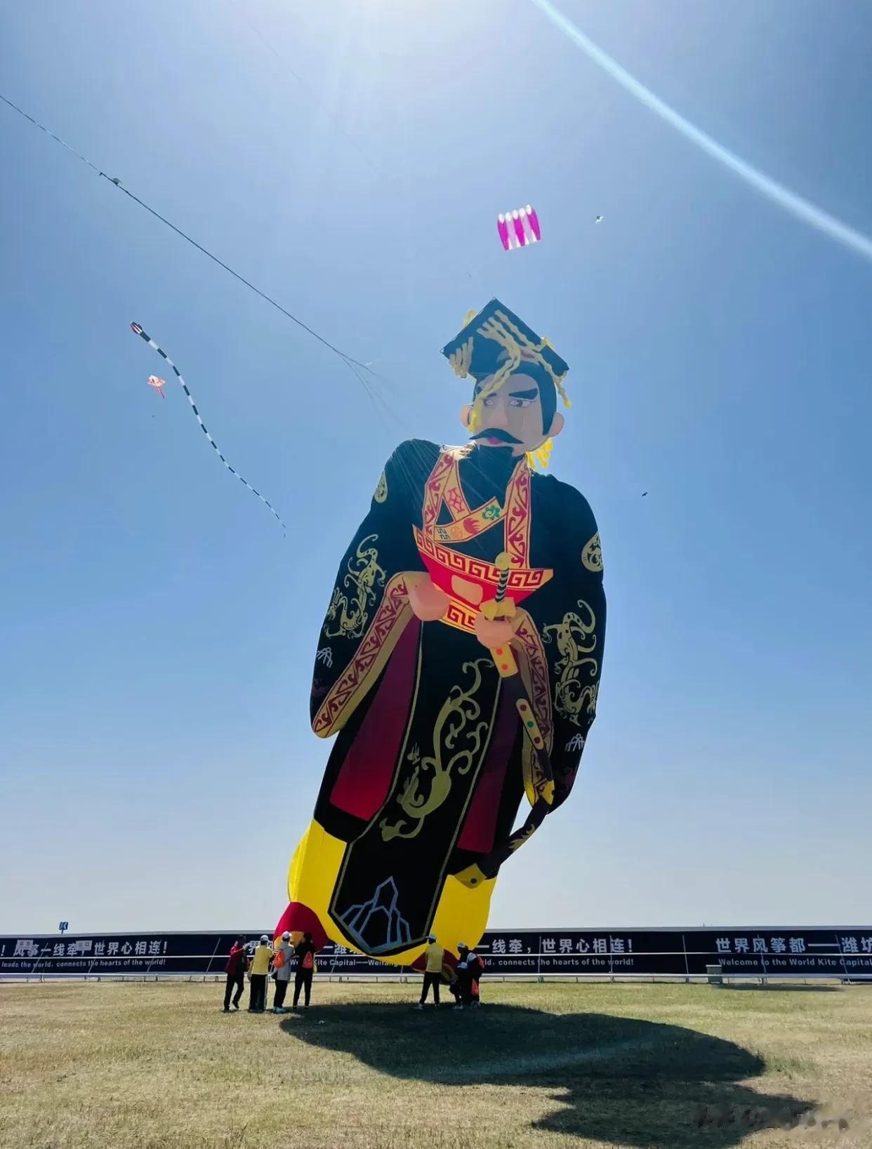 秦始皇摔过最狠的一跤！！！秦始皇：我丢！
图1:今日我必将统一六国 
图2:将士