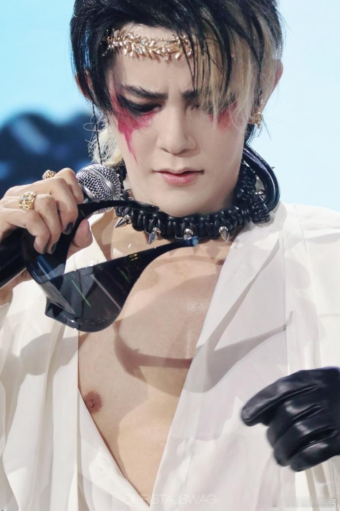 #汪东城V领一步到胃##汪东城血色眼妆#汪东城在电音节的造型太特别！血色眼妆独特