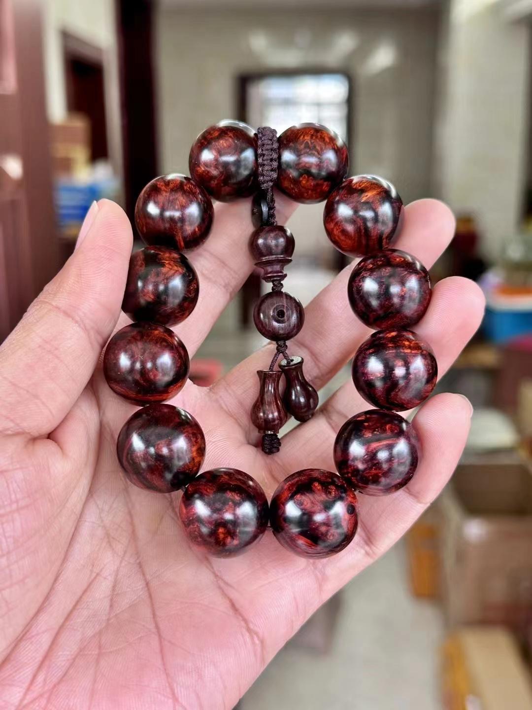 我最喜欢的还是把玩文玩手串，特别是海南黄花梨手串，简直让我爱不释手，只不过这玩意