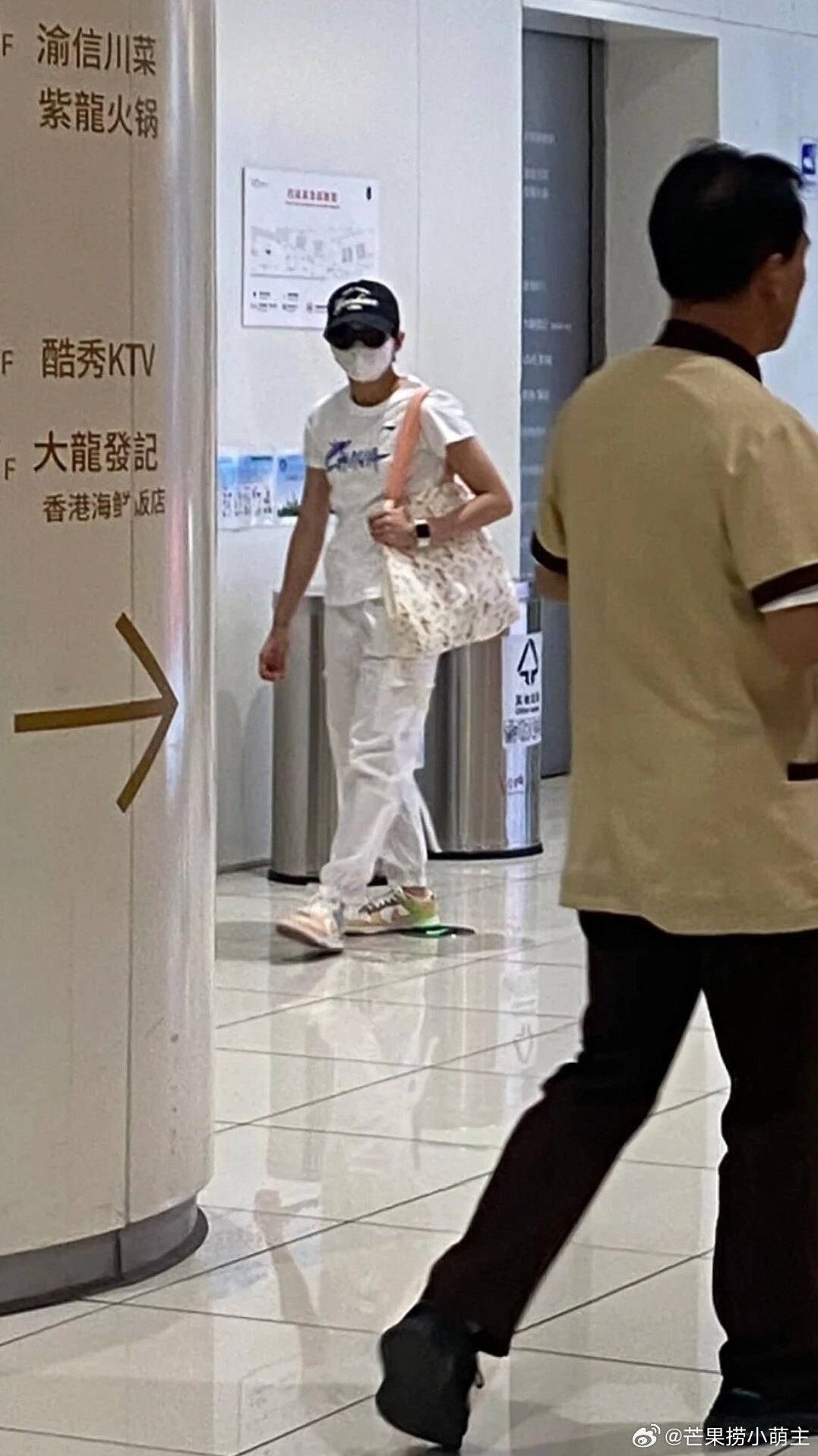 #全红婵逛街偷感##全红婵逛商场偷感# 全红婵戴墨镜口罩出门逛街，这一幕偷感好重