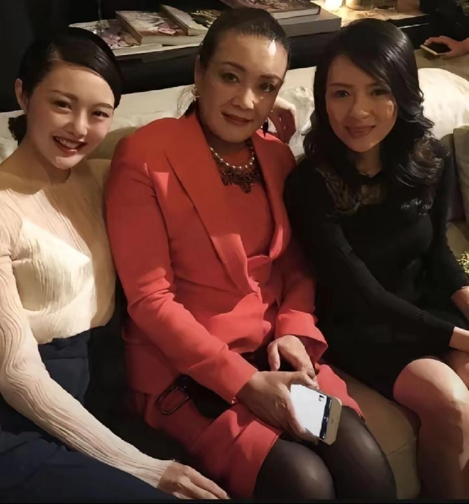 一场聚会合影中的张兰和章子怡，白衣女子也是一位网红。
看她们的表情和着装，当时都