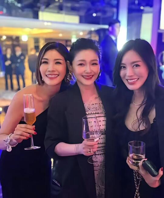 从裙子看得出，大S真的蛮倔的！