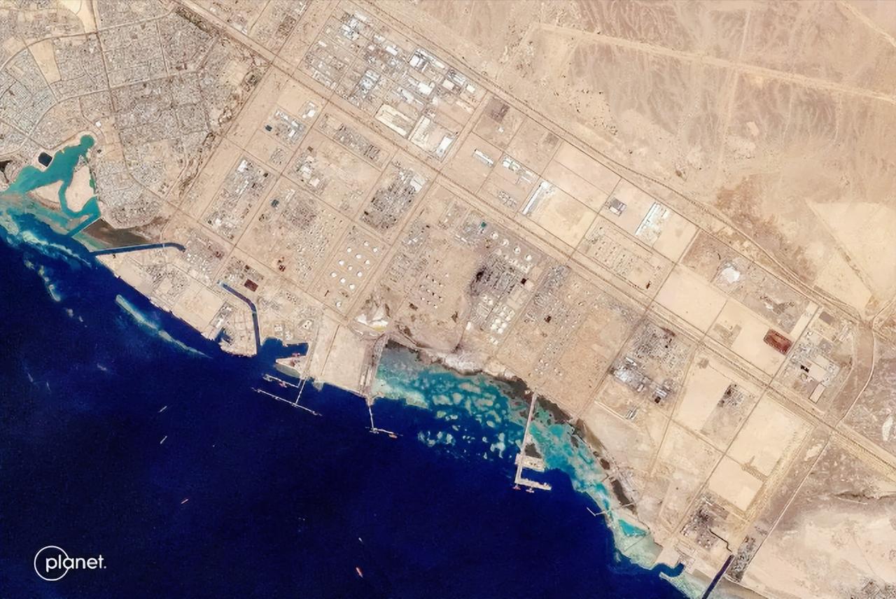 谁都没料到，全球能源运输的航道最近被打乱了，原本没啥存在感的沙特红海延布港，突然