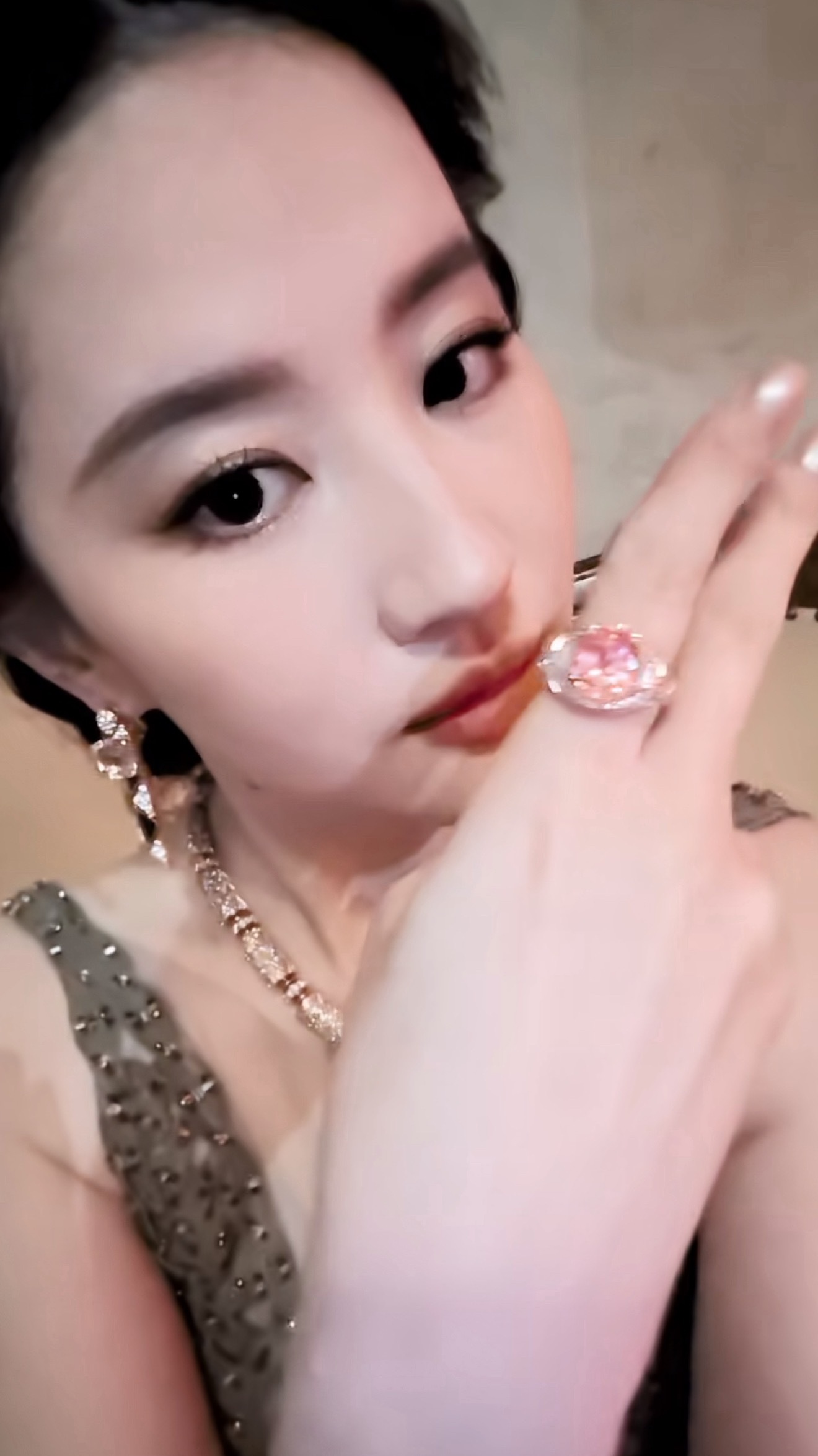 刘亦菲展示珠宝的万能剪刀手，我菲的脸比珠宝闪耀