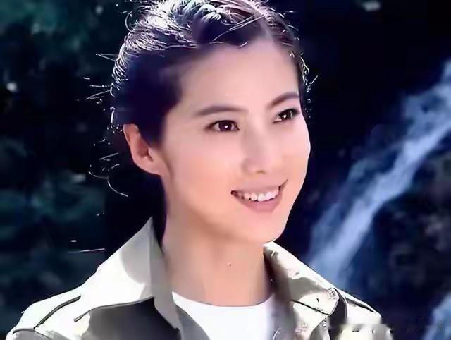 来自山东的这位美女演员10多年前经常演一些抗战题材的电视剧，被广大观众熟悉，她的
