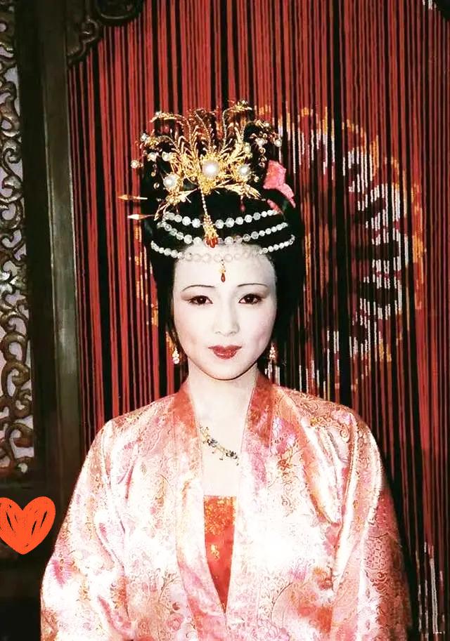 我问老公秦可卿病重一天换四五遍衣裳，
是不是有啥难言之隐，
他一句话点醒我，哪来