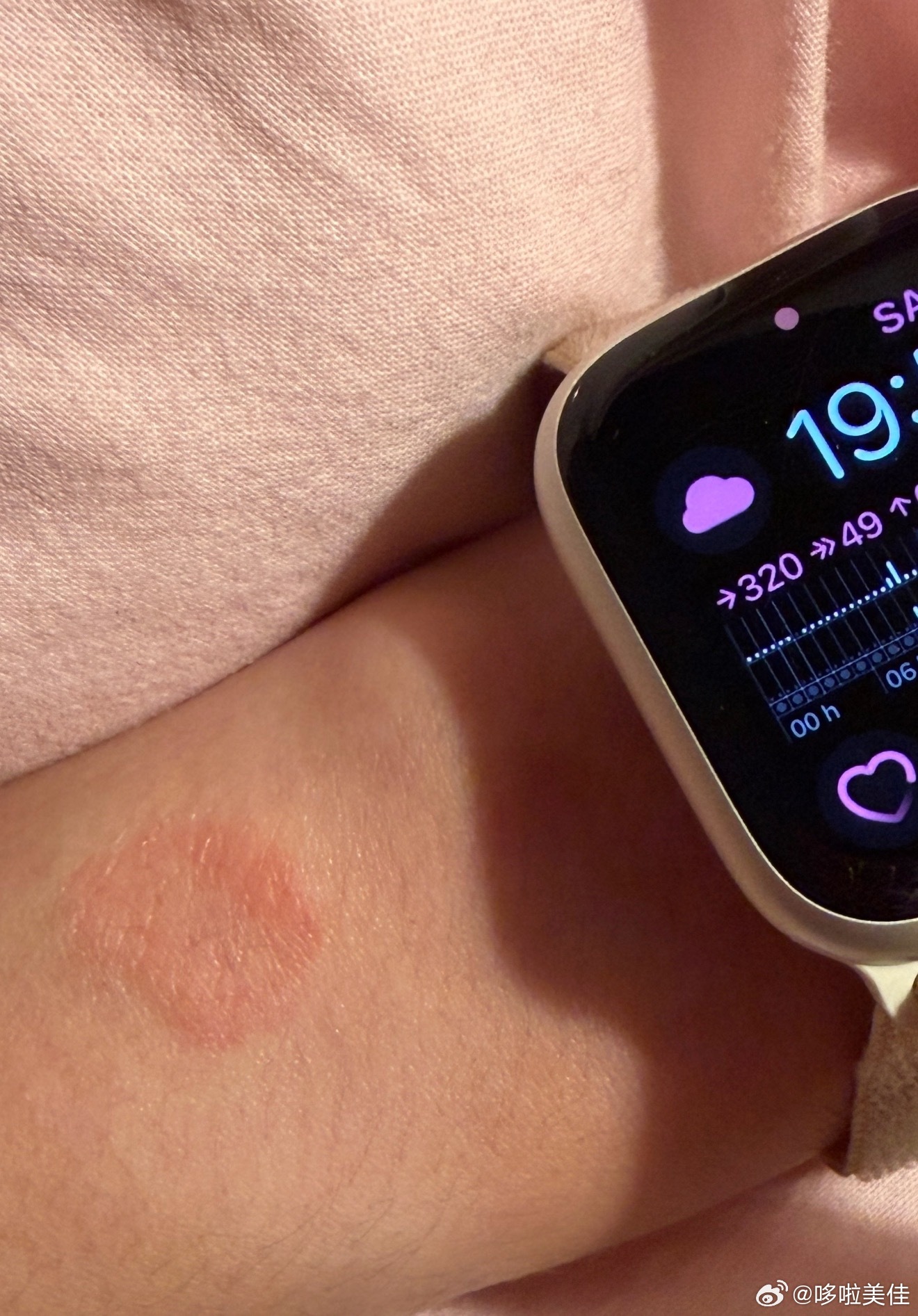 戴电子手表人的统一奇怪动作现在电子手表几乎都有抬腕唤醒或者感应点亮功能了。该说不