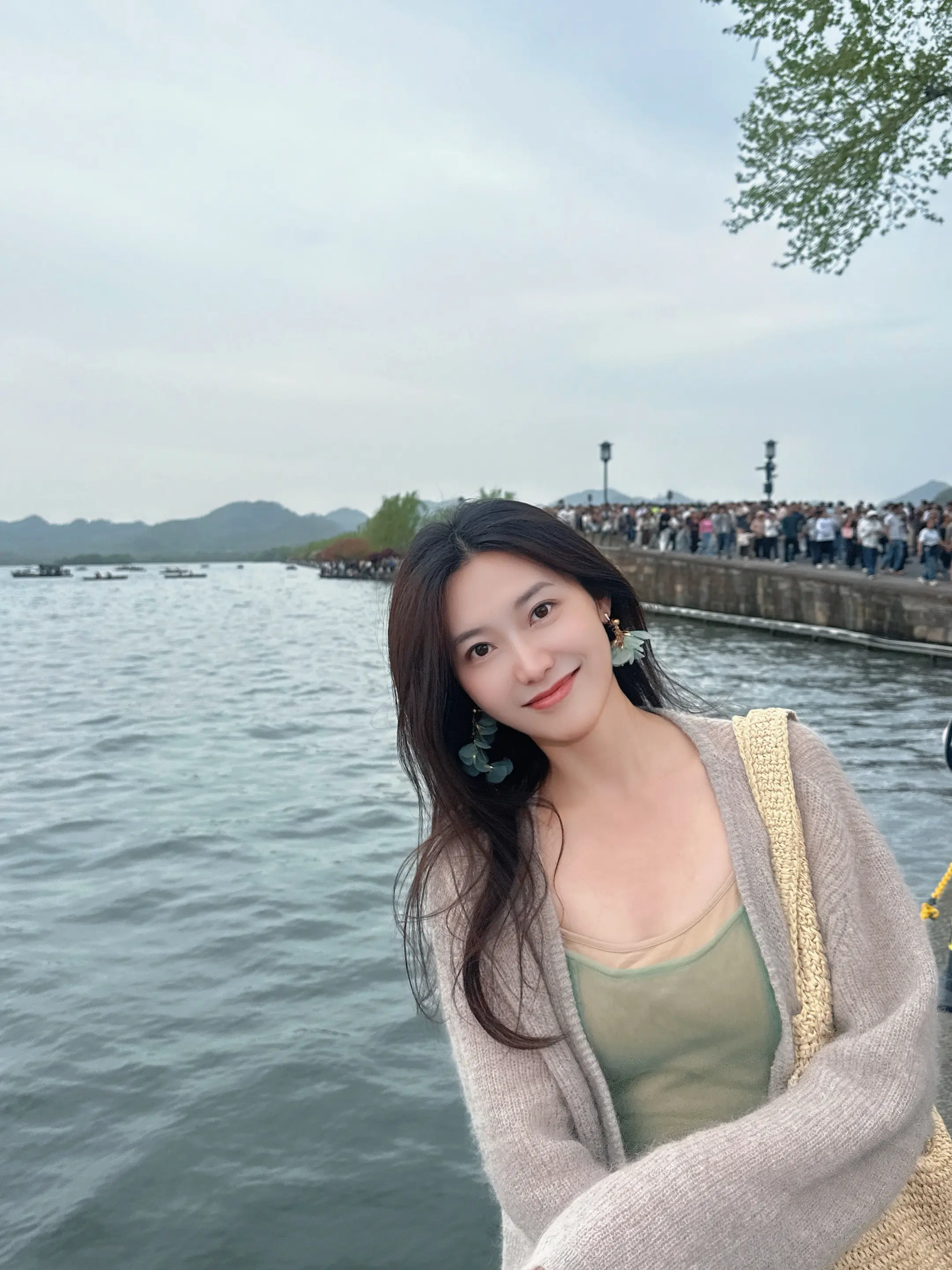 “你问西湖水，偷走她的几分美”