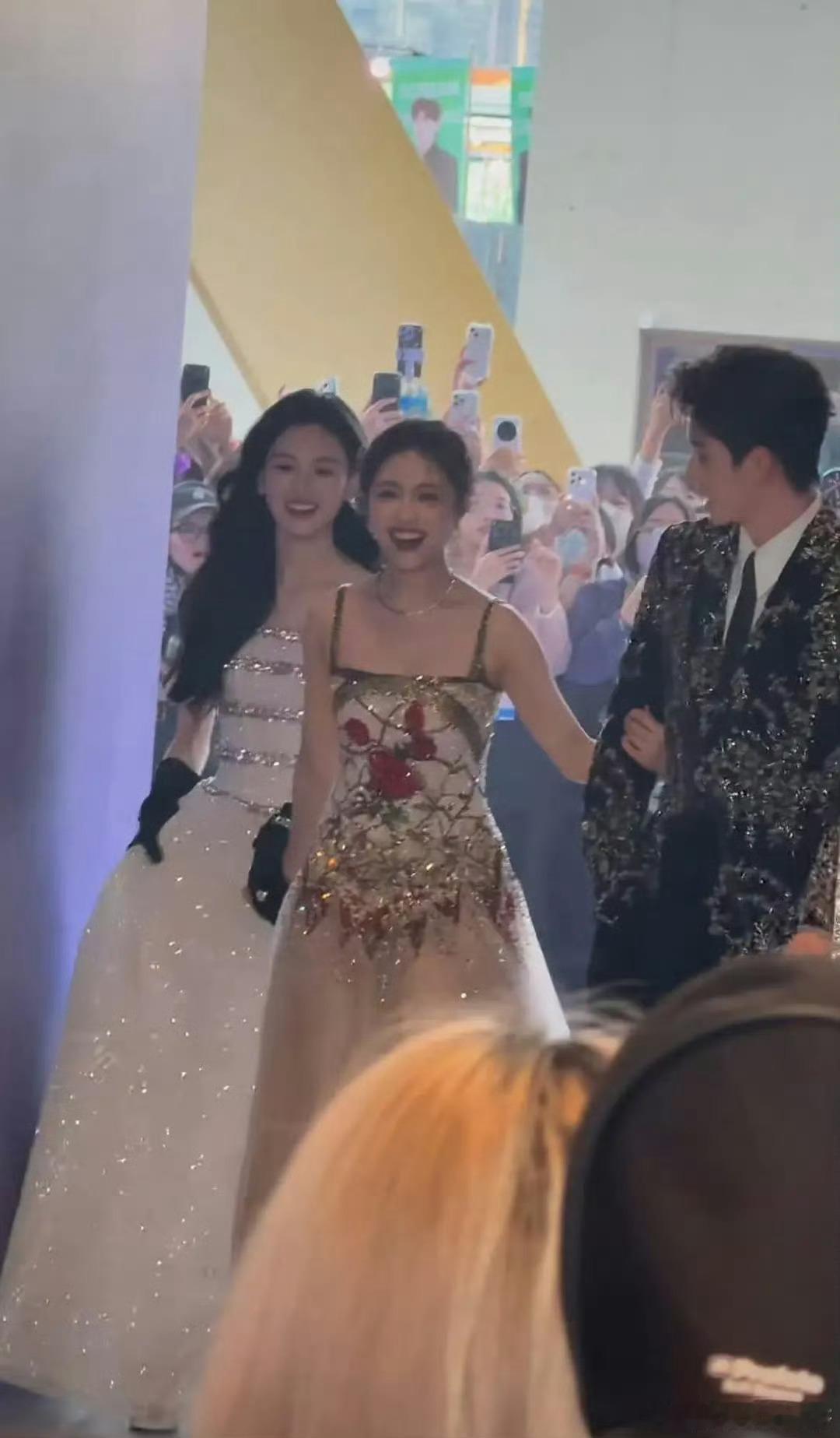 尖叫之夜策划怎么想的，让两个剧的男女主一起走红毯的