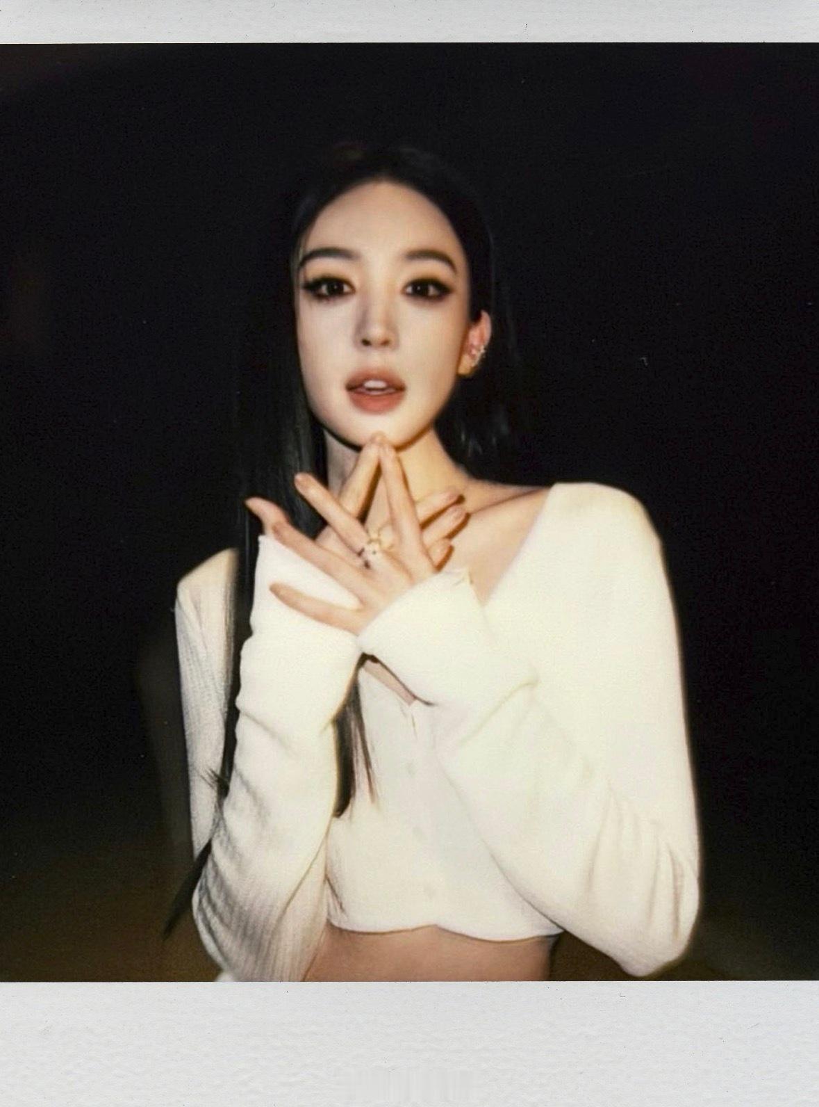 娜扎拍立得🈶！！烟熏妆黑长直，SMFK的首位全球代言人完全是萌萌的小兔叽啊🐰