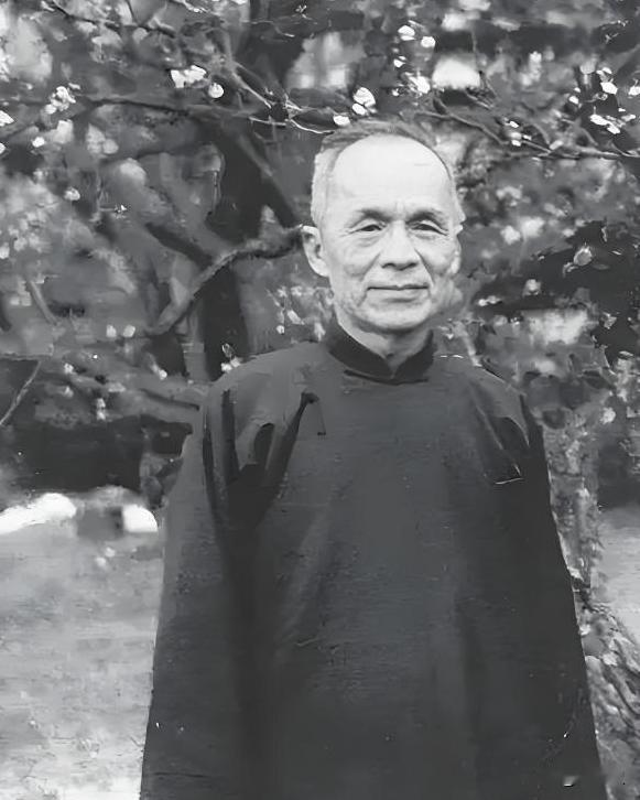 1942年春，青帮头目吴四宝被日本人毒死，他的老婆佘爱珍哭得死去活来。没想到早就
