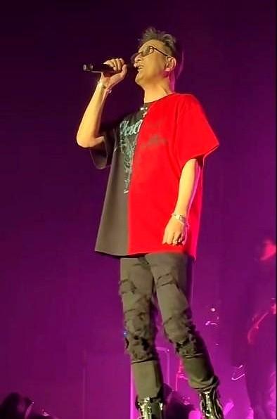 五十岁的汪峰，还在舞台上又蹦又跳。

11月29日天津演唱会，他穿着紧身破洞牛仔